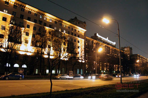 Освещение жилых домов на одной из улиц Москвы